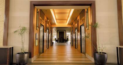 Modern City Flat Near Business Centers & Malls