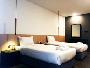 スーペリア ツインルーム | 客室ごとに異なる装飾、遮光カーテン、WiFi (無料)、ベッドシーツ