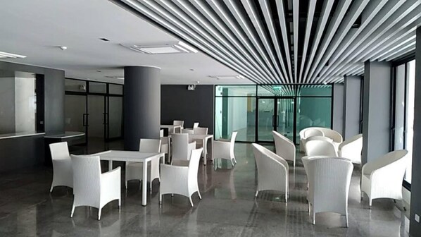 Área de estar no saguão