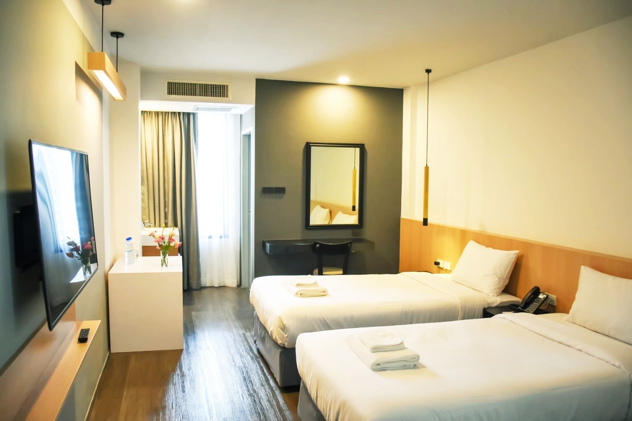 Decoración personalizada, cortinas blackout, wifi gratis y ropa de cama 