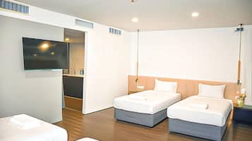 Kamar Quadruple Keluarga | Didekorasi berbeda-beda, tirai kedap cahaya, dan Wi-Fi gratis
