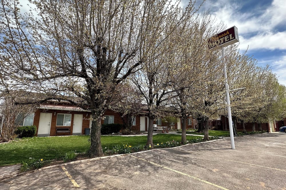 Bob's Station & Motel