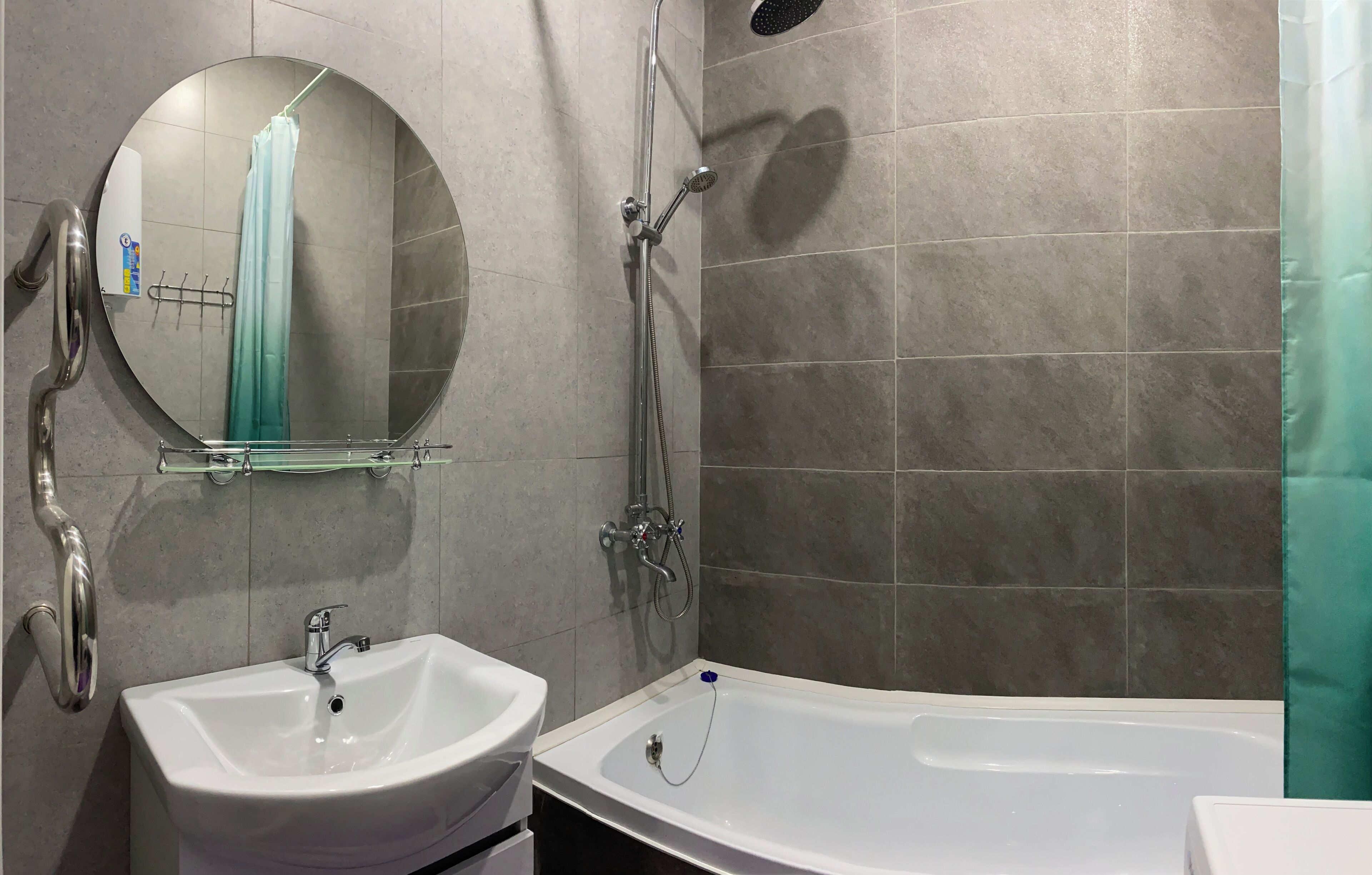 Een haardroger, handdoeken, zeep, shampoo