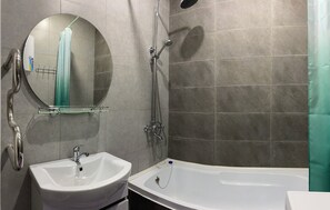 Sèche-cheveux, serviettes fournies, savon, shampoing