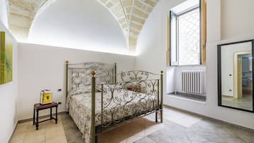 Familienapartment, Mehrere Schlafzimmer (Terra Mia In The Historic Center Of) | 2 Schlafzimmer, kostenloses WLAN, Bettwäsche