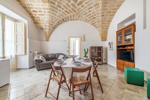 Family Apartment, 2 Bedrooms (Terra Mia In The Historic Center Of) | Dining room