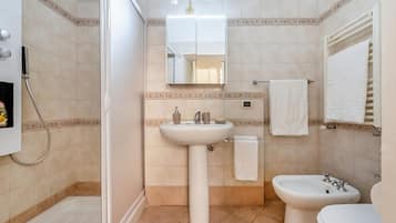 Ducha, secador de pelo, bidet, toallas