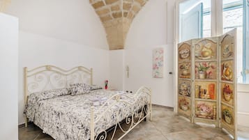 Family Apartment, Multiple Bedrooms (Terra Mia In The Historic Center Of) | 2 bedrooms, free WiFi, bed sheets