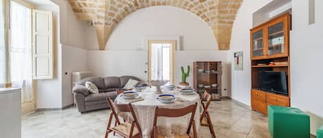 Family Apartment, Multiple Bedrooms (Terra Mia In The Historic Center Of) | Dining