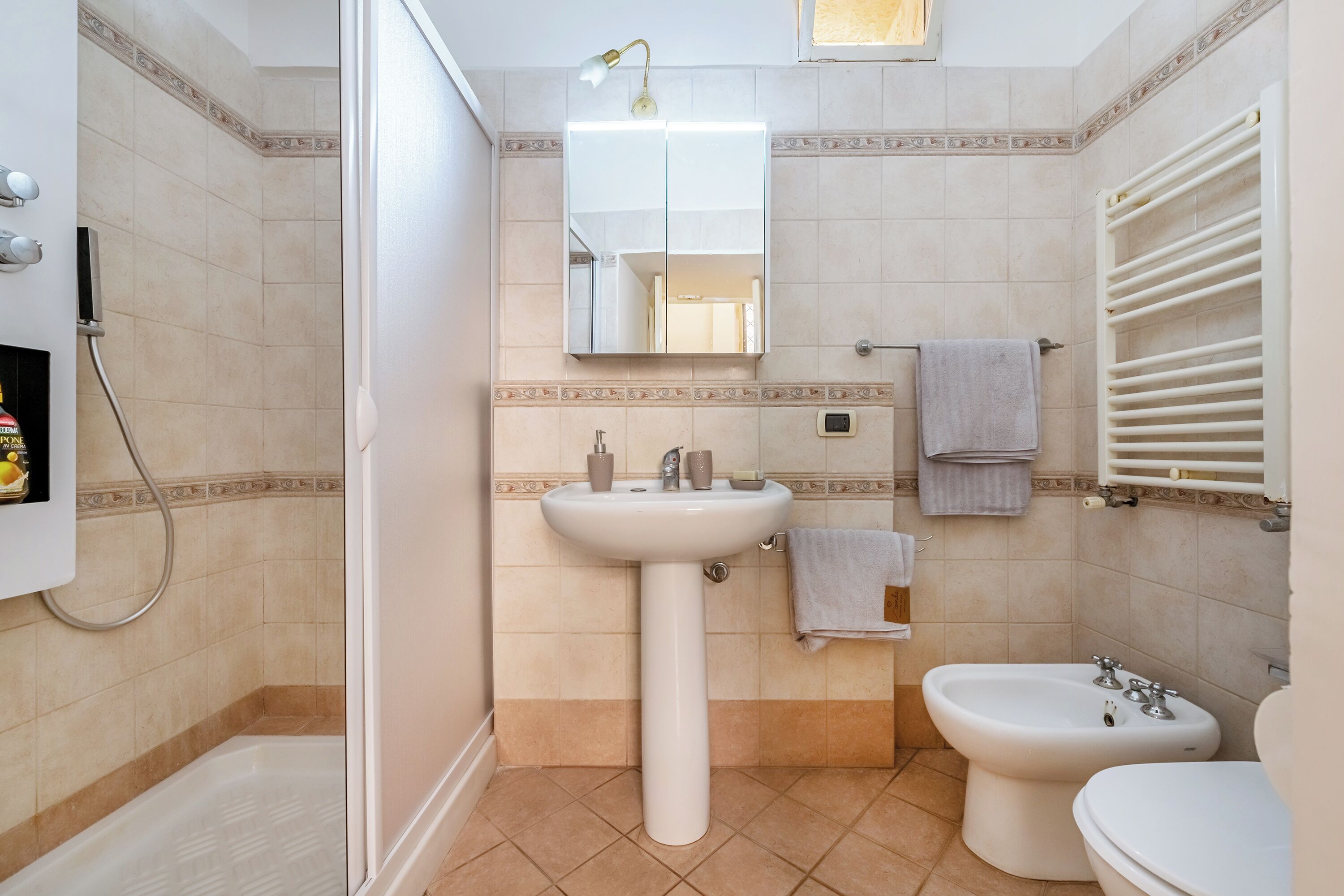 Apartamento família, vários quartos (Terra Mia In The Historic Center Of) | Banheiro | Chuveiro, secador de cabelo, bidê, toalhas de banho