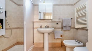 Apartamento família, vários quartos (Terra Mia In The Historic Center Of) | Banheiro | Chuveiro, secador de cabelo, bidê, toalhas de banho