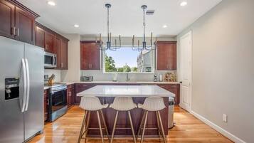 Kühlschrank, Mikrowelle, Ofen, Geschirrspüler