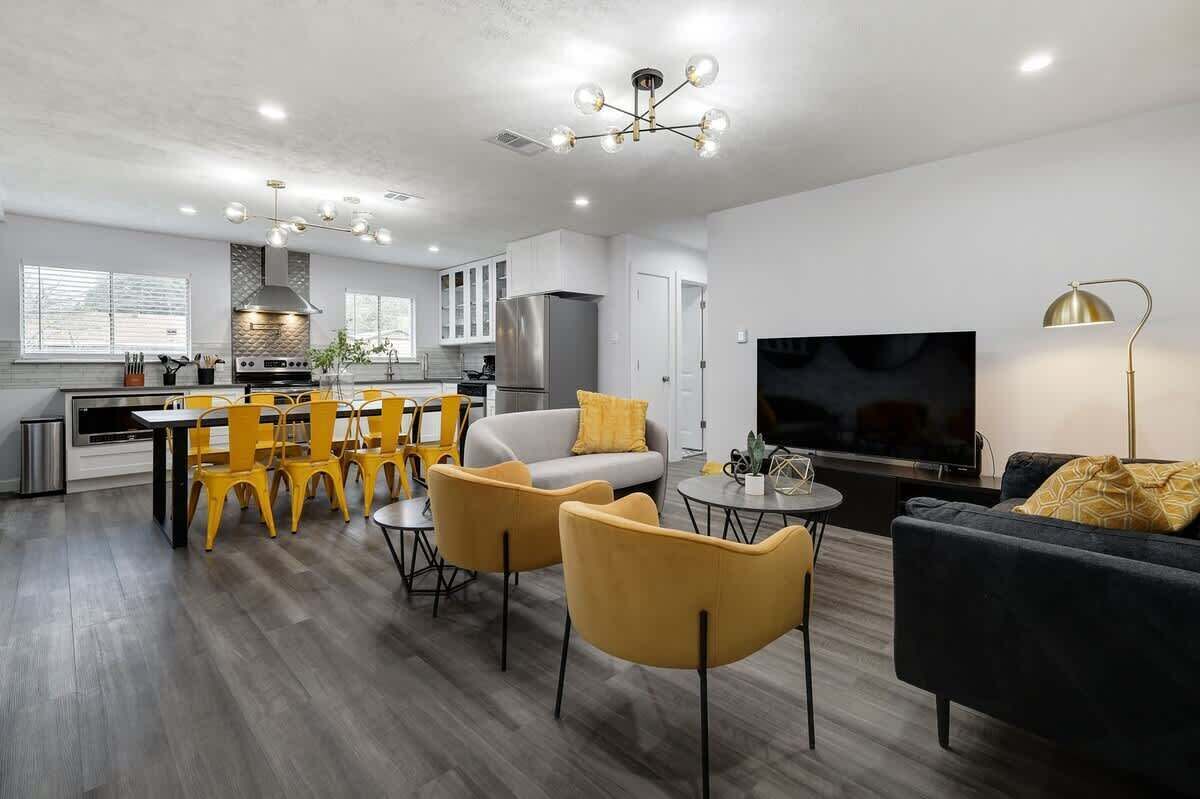 Télévision, cheminée, espaces bureaux