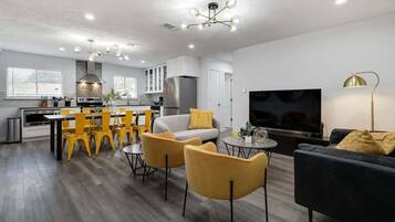 Télévision, cheminée, espaces bureaux