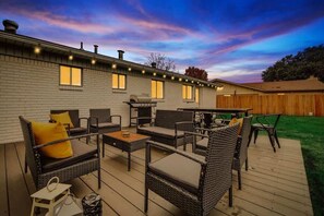 Outdoor dining - Upscale 3BR/2B Cozy Home with Pool & Grill (North Richland Hills)