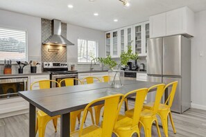 冷蔵庫、電子レンジ、オーブン、コンロ