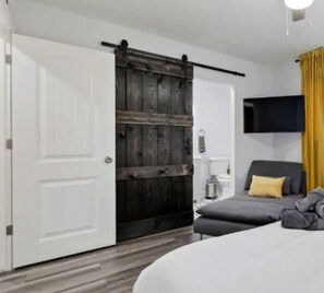 3 室のベッドルーム、デスク、アイロン / アイロン台、旅行用ベビーベッド