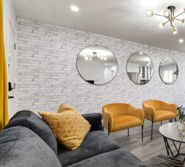 テレビ、暖炉、書斎 / ワークスペース