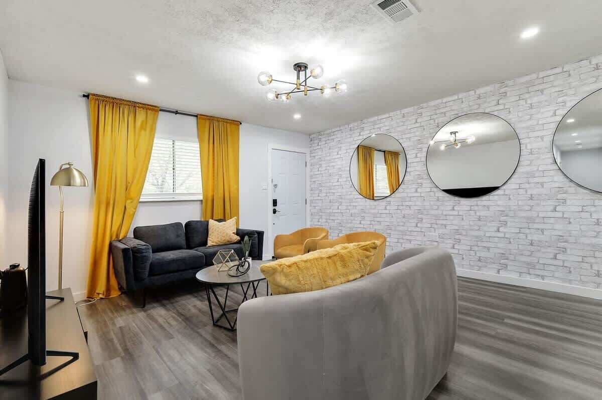 Télévision, cheminée, espaces bureaux