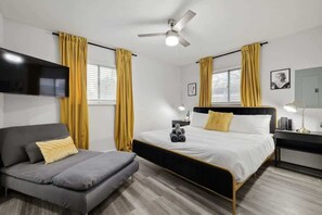 3 dormitorios, escritorio, tabla de planchar con plancha y cuna de viaje