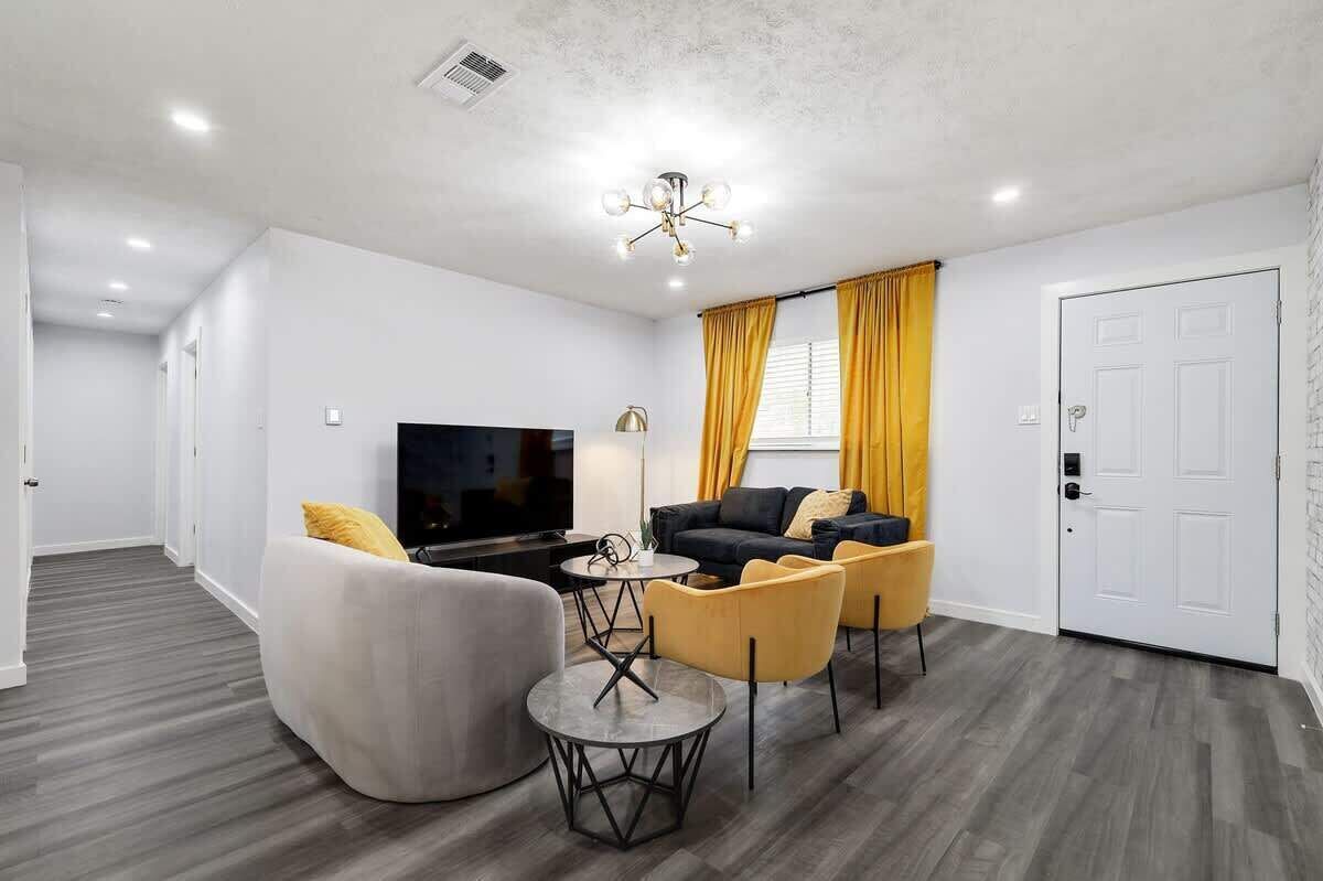 TV, peis og kontorer