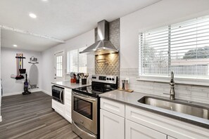 冷蔵庫、電子レンジ、オーブン、コンロ