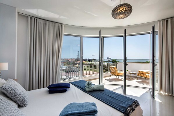 3 bedrooms, desk, iron/ironing board, WiFi