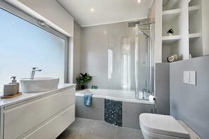 Bathtub, hair dryer, towels - 270 SQM Pérola | Pool & Jacuzzi | Terrace sea view (Fuseta)