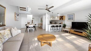 Un espacio habitable moderno con comedor, cocina y zona de estar.
