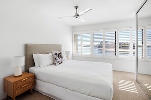 3 bedrooms, iron/ironing board, free WiFi, bed sheets - Riverfront with Beach (Noosaville)