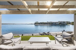 Terrace/patio - Riverfront with Beach (Noosaville)