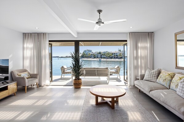 Smart TV - Riverfront with Beach (Noosaville)