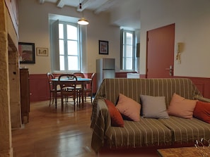TV, books - Le Cottage Saint-georges (Villefranche-de-Rouergue)