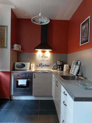 Fridge, microwave, oven, stovetop - Le Cottage Saint-georges (Villefranche-de-Rouergue)