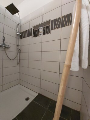 Een douche, een haardroger, handdoeken, zeep