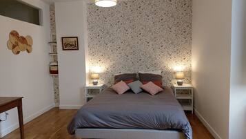 1 slaapkamer, een bureau, een strijkplank/strijkijzer, gratis wifi
