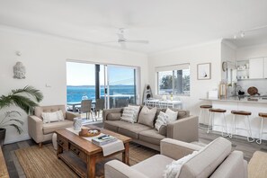 Living area - Bayview Towers 10 With Harbour Views (Nelson Bay)