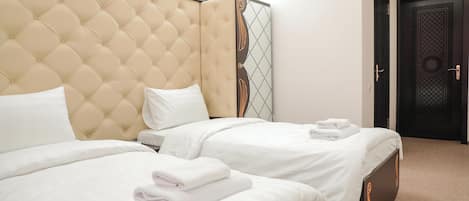Habitación básica con 2 camas individuales, 2 camas individuales | Escritorio, wifi gratis y ropa de cama