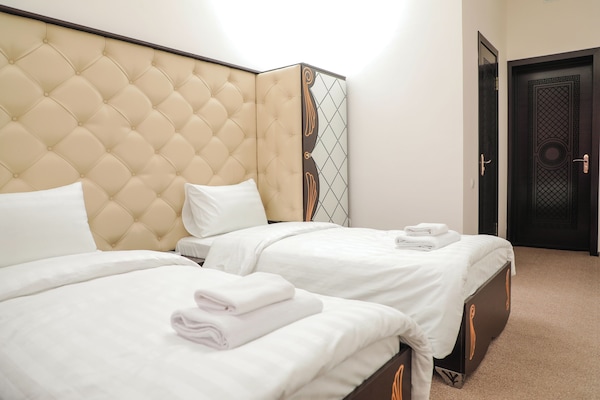 Habitación básica con 2 camas individuales, 2 camas individuales | Escritorio, wifi gratis, ropa de cama