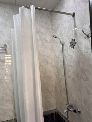 Cabezal de ducha tipo lluvia, secador de pelo, toallas y jabón