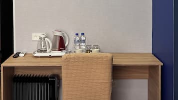 Phòng 2 giường đơn cơ bản, 2 giường đơn | Bàn, truy cập Internet không dây miễn phí, bộ trải giường