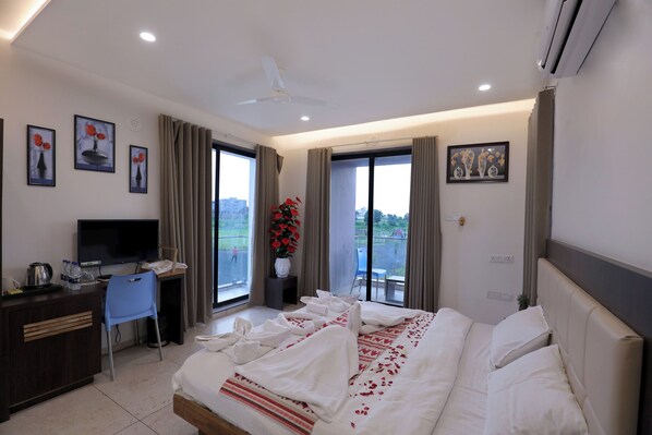 Premium Double Room - Leena Resort (Garudeshwar)