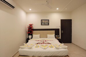 Deluxe Double Room - Leena Resort (Garudeshwar)