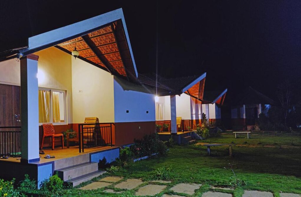Un edificio a due piani con un portico e una zona relax all'aperto coperta.