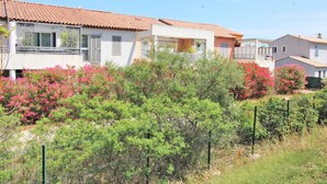Un barrio residencial con casas de techos de teja y balcones.
