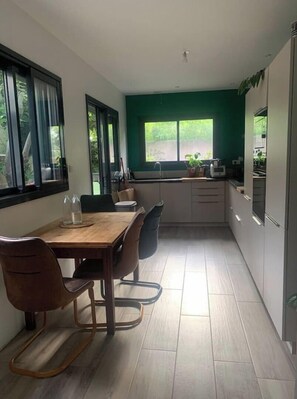 Microwave, oven, stovetop, dishwasher - Entire house with all amenities (La Rochelle)