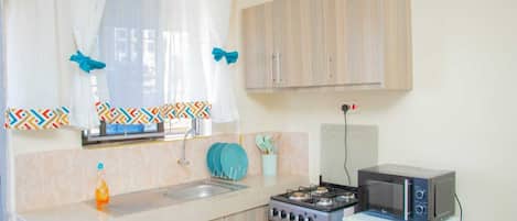 ثلاجة، ميكروويف، فرن، مستلزمات طهي/أطباق/أوعية