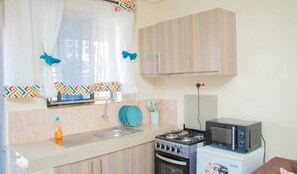 ثلاجة، ميكروويف، فرن، مستلزمات طهي/أطباق/أوعية