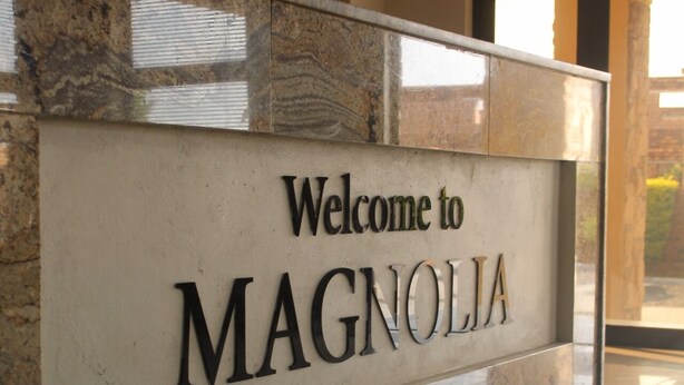 En receptionsdisk med en skylt som visar texten: ”Välkommen till MAGNOLIA”.