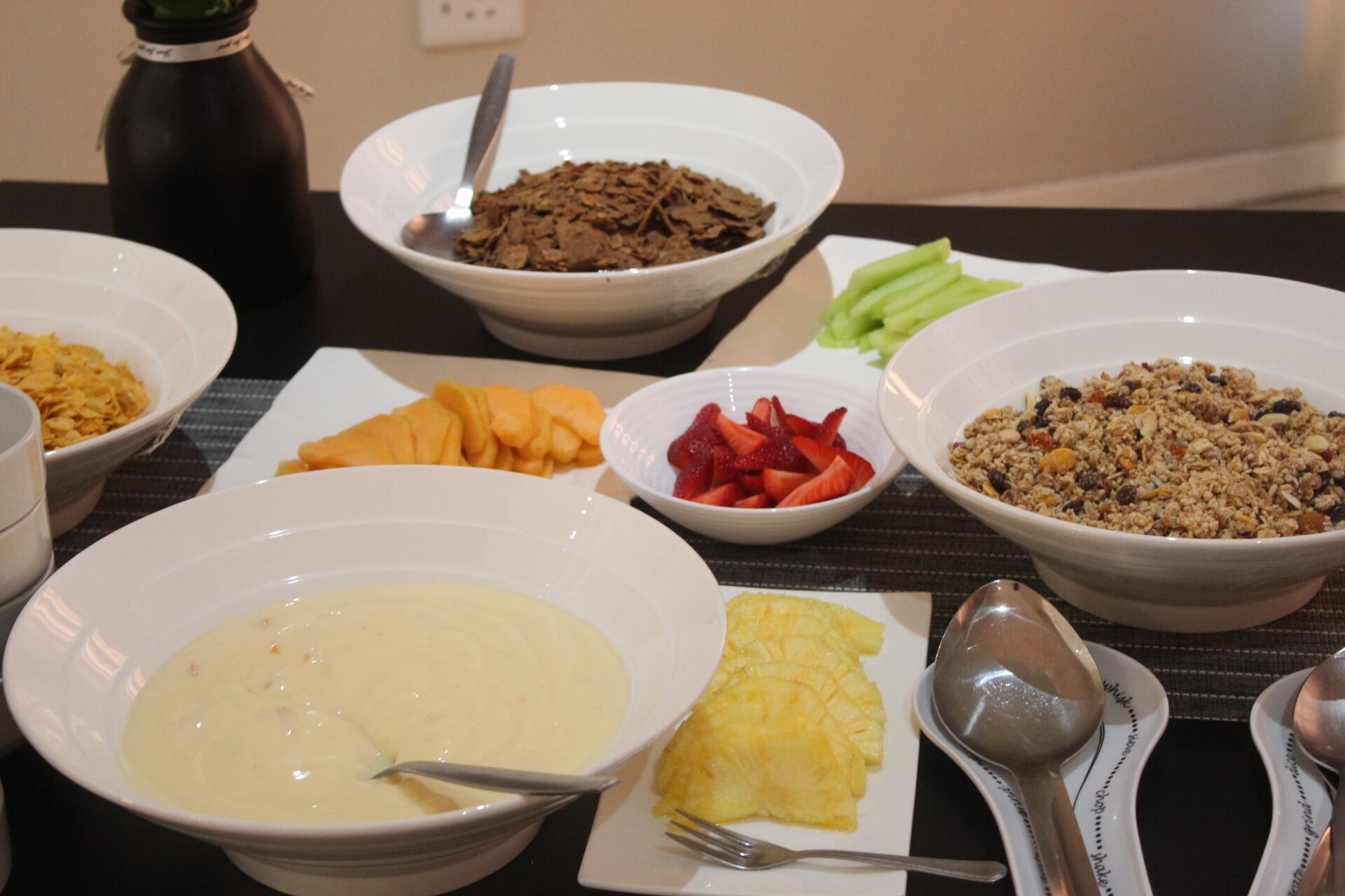 朝食 (ビュッフェ)、毎日提供 (1 名様 180 ZAR)